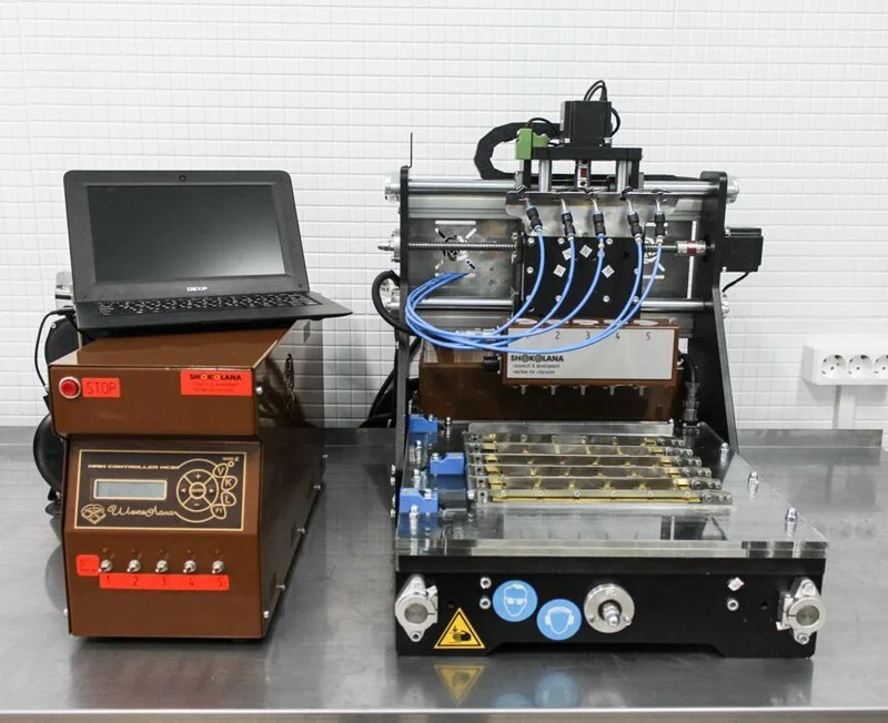 WALLI-X5 machine for producing chocolate letters